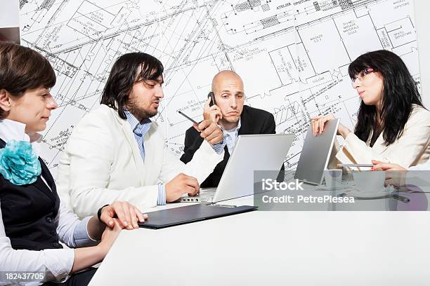 チームワークビジネスオフィス - 4人のストックフォトや画像を多数ご用意 - 4人, アクティブシニア, オフィス