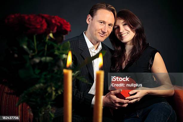 Dia Dos Namorados Casal Troca De Presentes - Fotografias de stock e mais imagens de Abraçar - Abraçar, Adulto, Alemanha