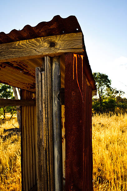 australia, rusty hierro ondulado eliminar farm excusado exterior - metal tin cloud vertical fotografías e imágenes de stock