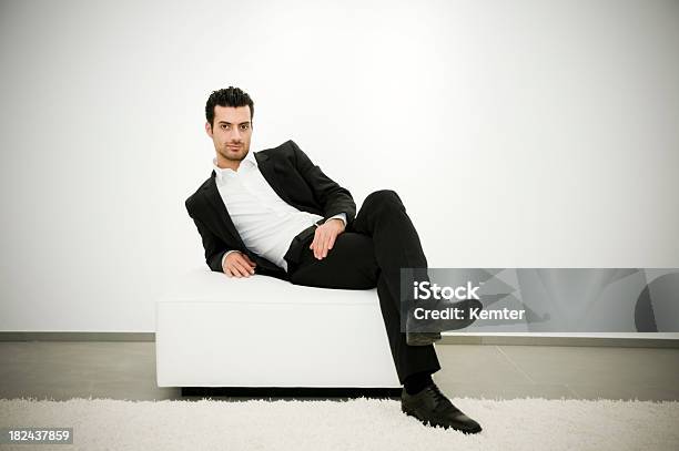 Homem Relaxante - Fotografias de stock e mais imagens de 20-29 Anos - 20-29 Anos, 30-39 Anos, Adulto