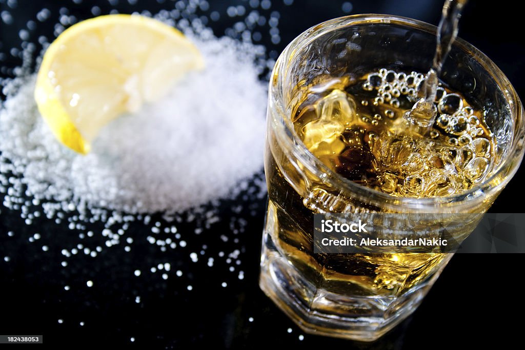 Verter un chupito de tequila - Foto de stock de Bebida libre de derechos