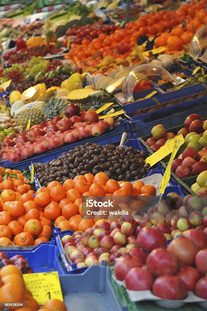 fruits frais sur market vertical - Photo de Aliment libre de droits