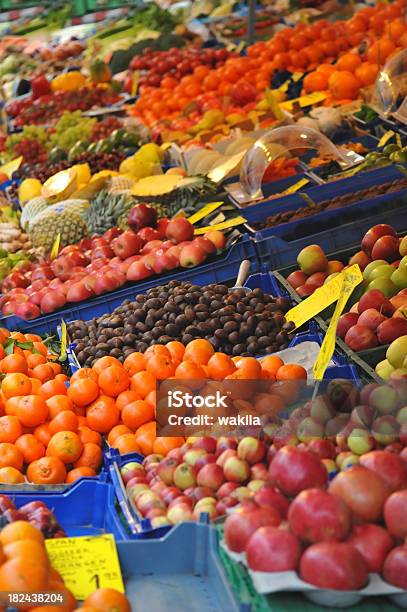 Photo libre de droit de Fruits Frais Sur Market Vertical banque d'images et plus d'images libres de droit de Aliment - Aliment, Aliments et boissons, Couleur vive