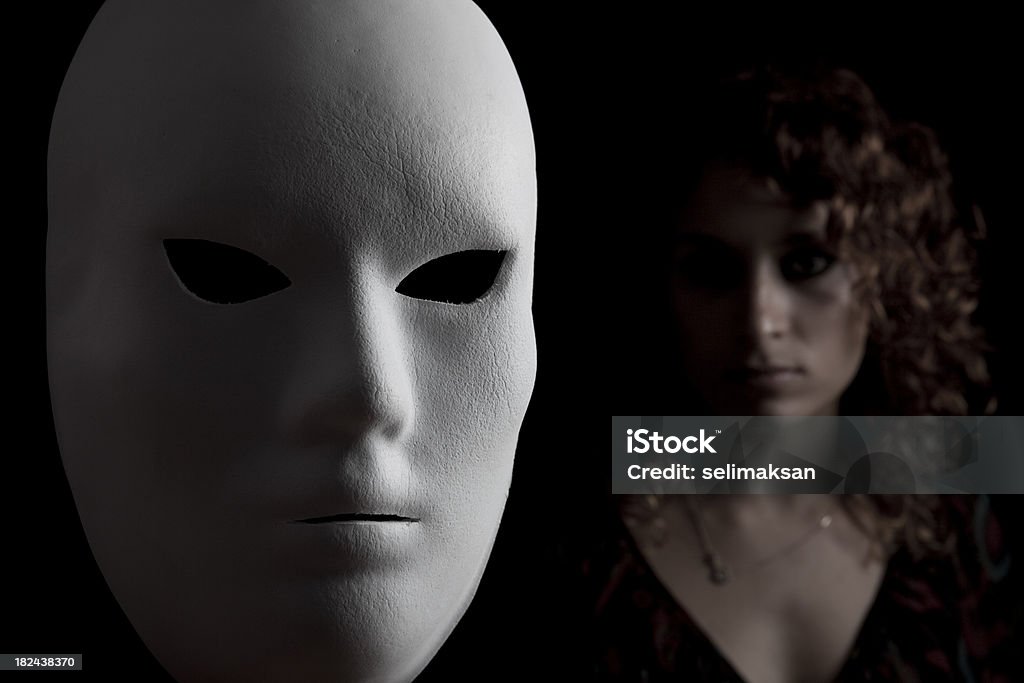 Mulheres atrás de uma máscara - Foto de stock de Máscara royalty-free