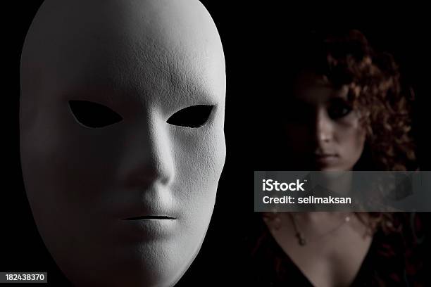 Foto de Mulheres Atrás De Uma Máscara e mais fotos de stock de Máscara - Máscara, Branco, Desonestidade