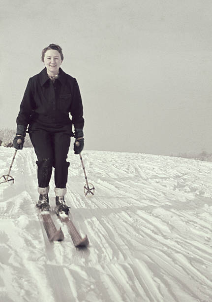 esqui mulheres no ano de 1938. - telemark skiing skiing ski moving down - fotografias e filmes do acervo