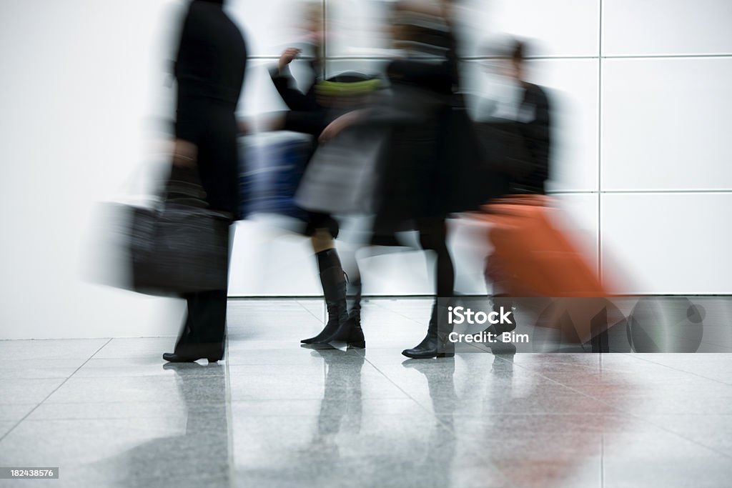 그룹 여자대표 걷기, 당기기 여행 가방, 모션블러 - 로열티 프리 가방 스톡 사진