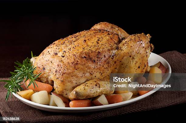 Frango Assado Com Legumes Na Bandeja De Fundo Preto - Fotografias de stock e mais imagens de Amarelo