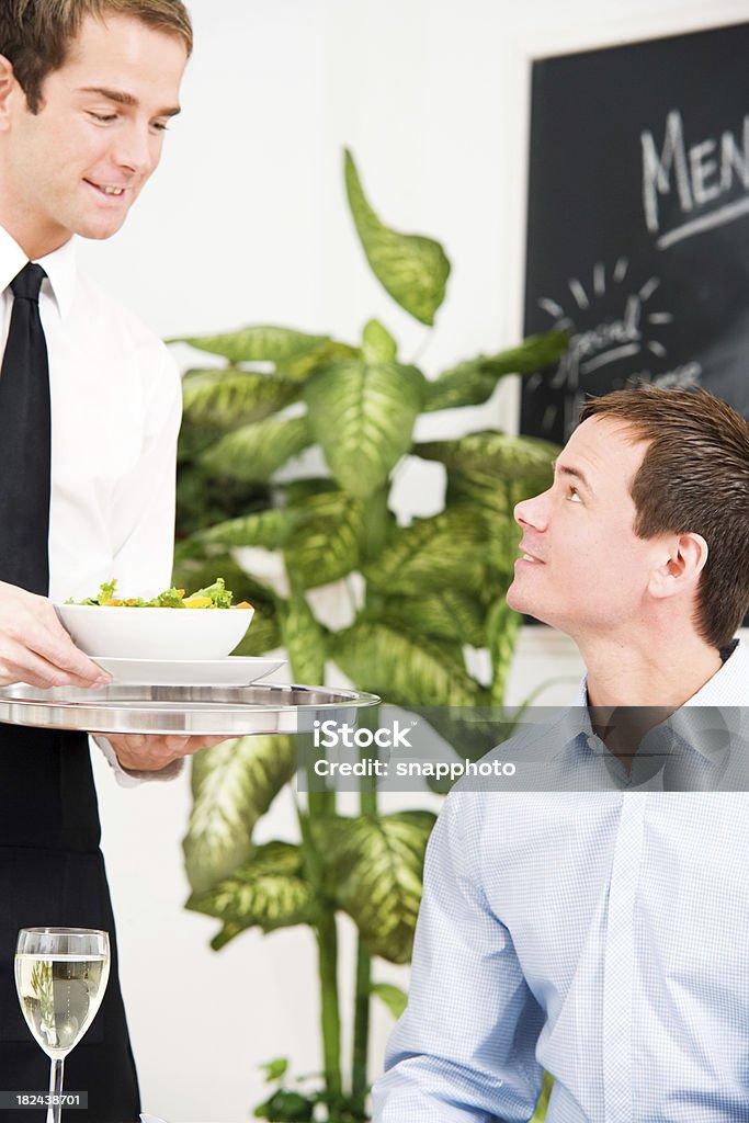 Garçom oferecendo masculino cliente uma salada - Foto de stock de Adulto royalty-free