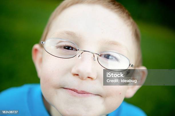 Glückliche Junge Mit Brille Lächelnd Im Freien Stockfoto und mehr Bilder von 8-9 Jahre - 8-9 Jahre, Brille, Ein Junge allein