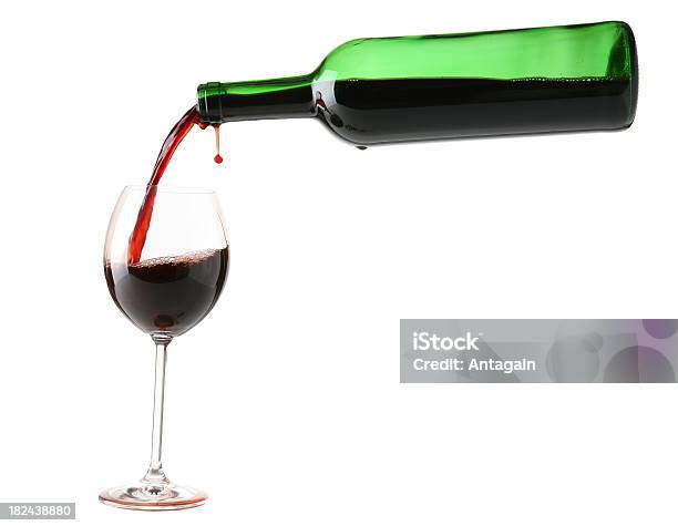 Vino Rosso Versare In Un Bicchiere Da Vino - Fotografie stock e altre immagini di Alchol - Alchol, Bicchiere, Bicchiere da vino