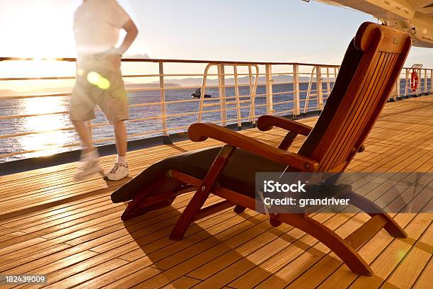 Foto de Cadeira Do Deck Em Um Navio De Cruzeiro Com Corredor e mais fotos de stock de Navio cruzeiro