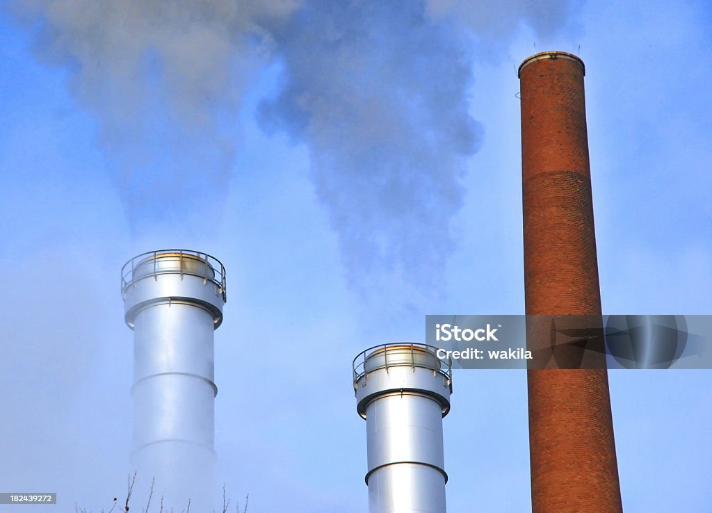 Chimeneas de la industria con humo - Foto de stock de Acero libre de derechos