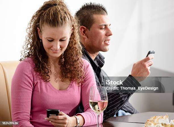 Junges Paar Preoccupied Mit Ihrem Handy Stockfoto und mehr Bilder von Computer - Computer, Drahtlose Technologie, E-Mail