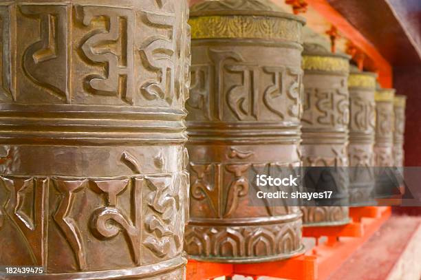 Naranja Ruedas De Oración Foto de stock y más banco de imágenes de Asia - Asia, Buda, Budismo