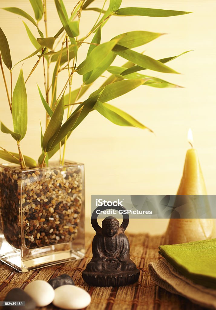 Décoration Nature morte de bambous dans un vase et de Bouddha - Photo de Bambou libre de droits