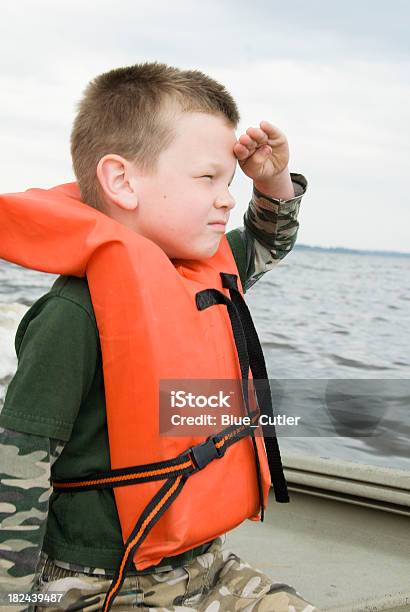 Young Boy En Chaleco Salvavidas En Bote Foto de stock y más banco de imágenes de Actividad - Actividad, Agua, Aire libre