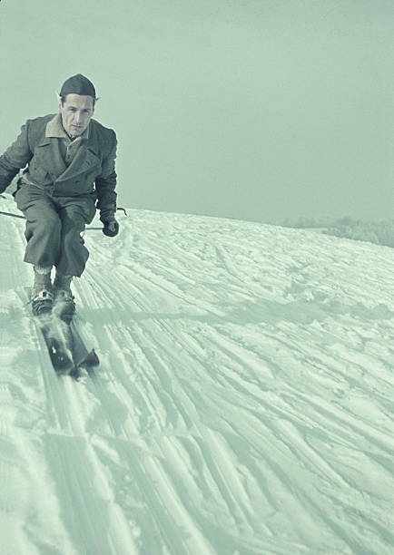 esqui de homem no ano de 1938. - telemark skiing skiing ski moving down - fotografias e filmes do acervo