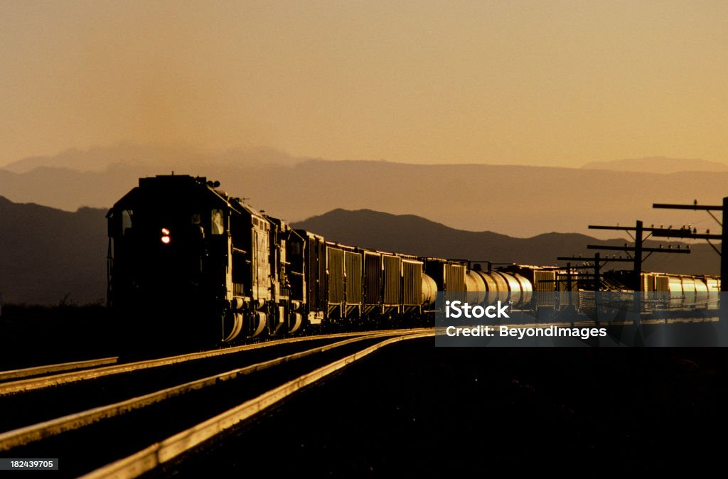 Zug funkelnde im Sonnenuntergang - Lizenzfrei Güterzug Stock-Foto
