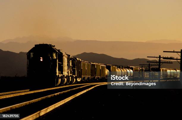 Zug Funkelnde Im Sonnenuntergang Stockfoto und mehr Bilder von Güterzug - Güterzug, Wüste, Container