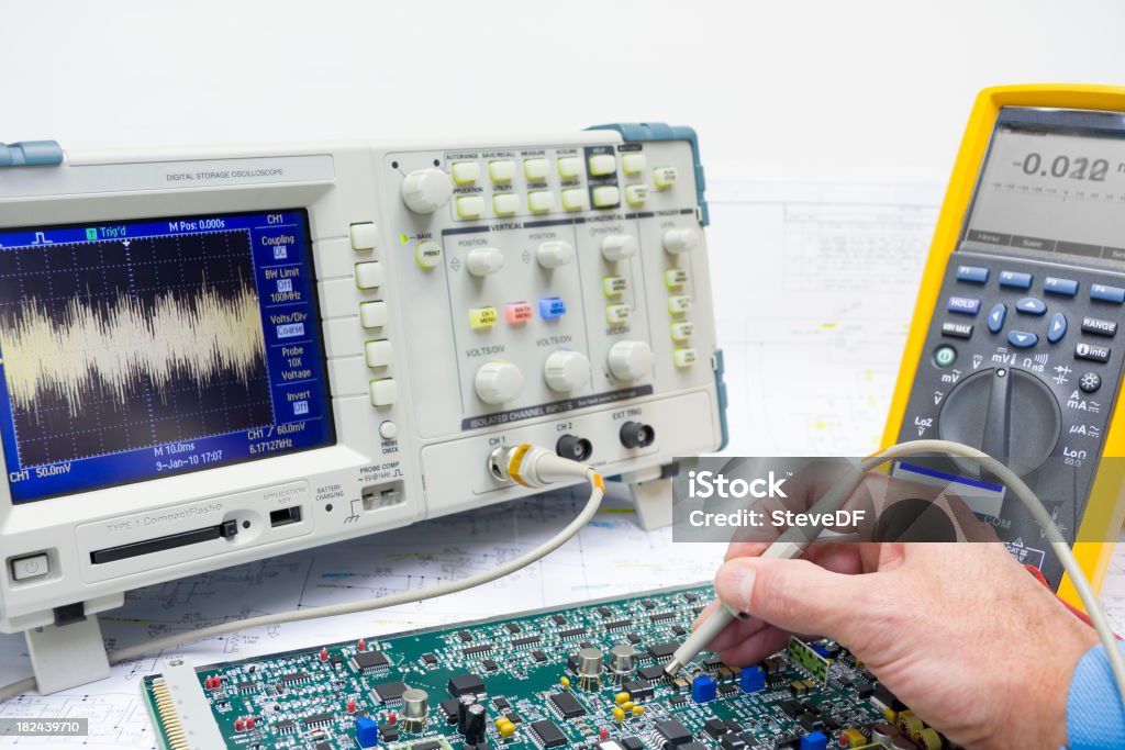 La risoluzione dei problemi dei circuiti elettronici - Foto stock royalty-free di Attrezzatura