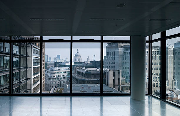 Oficina vacía, con vista a la ciudad de St Paul's, London - foto de stock