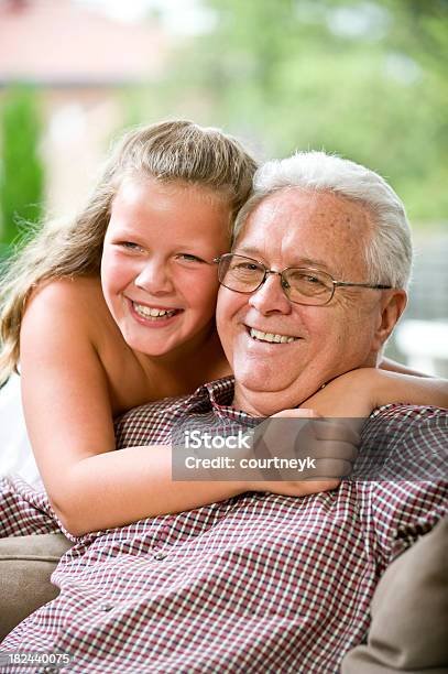 Senior Männlich Lächeln Von Seinem Grandaughter Schon Liebkost Stockfoto und mehr Bilder von Aktiver Senior