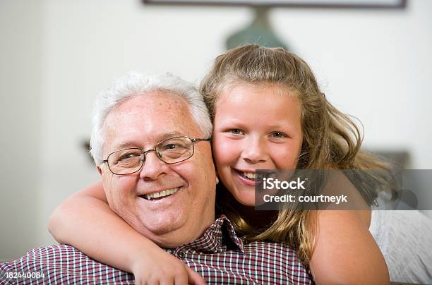 Dziadek Uśmiech Jest Hugged Jego Grandaughter - zdjęcia stockowe i więcej obrazów Aktywni seniorzy - Aktywni seniorzy, Białe włosy, Blond włosy