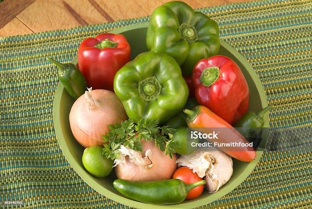 新鮮な地元のオーガニック野菜の唐辛子、ニンニクオニオンズ&食材 - かんきつ類のロイヤリティフリーストックフォト