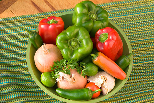 新鮮な地元のオーガニック野菜の唐辛子、ニンニクオニオンズ&食材 - heirloom tomato homegrown produce tomato organic ストックフォトと画像