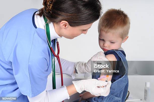 Foto de Verificação e mais fotos de stock de Criança - Criança, Vacina, 4-5 Anos