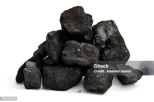 Kleine Haufen Kohle Stockfoto und mehr Bilder von Kohle - Kohle, Haufen, Freisteller – Neutraler Hintergrund