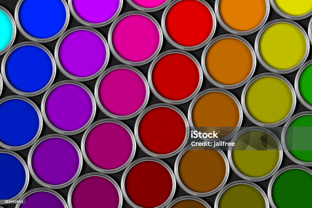 Latta di vernice multicolore su nero bacground - Foto stock royalty-free di Barattolo di alluminio