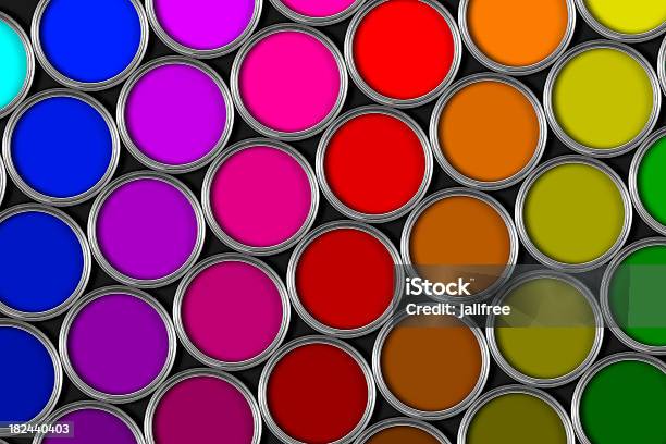 Colorido Latas De Tinta No Bacground Preto - Fotografias de stock e mais imagens de Lata - Recipiente - Lata - Recipiente, Tinta - Equipamento de Arte e Artesanato, Acima