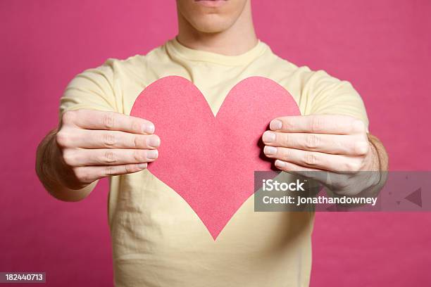 Photo libre de droit de Jeune Homme Tenant En Forme De Cœur Rose banque d'images et plus d'images libres de droit de Adulte - Adulte, Amour, Beauté