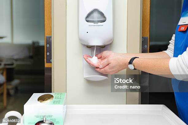 Foto de Usando Mão Esterilizador e mais fotos de stock de Higienizador de Mãos - Higienizador de Mãos, Higiene, Hospital