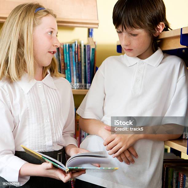 Foto de Crianças Na Escola Primária De Compartilhar Um Livro e mais fotos de stock de Ler