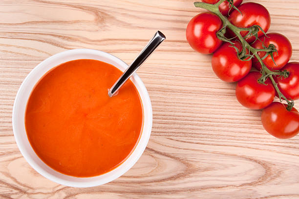 zuppa di pomodoro in un piatto - zuppa di pomodoro foto e immagini stock