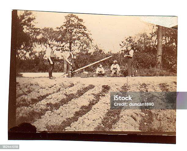 Photo libre de droit de Victorian Salariés Agricolesvieille Photo banque d'images et plus d'images libres de droit de Champ labouré - Champ labouré, Sépia, Adulte