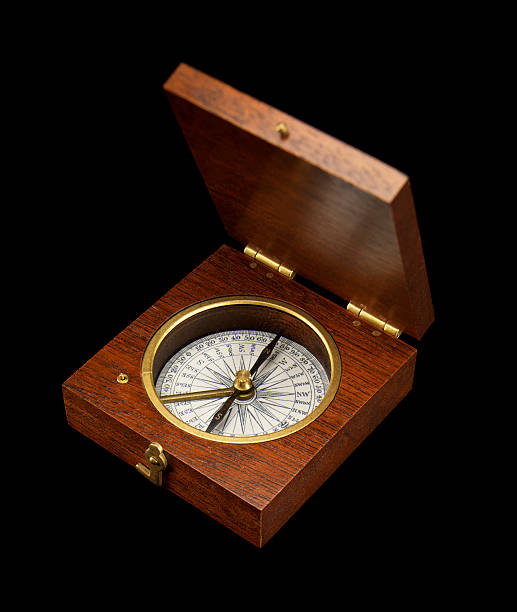 bússola de madeira antigo em fundo preto - compass direction antique guidance imagens e fotografias de stock