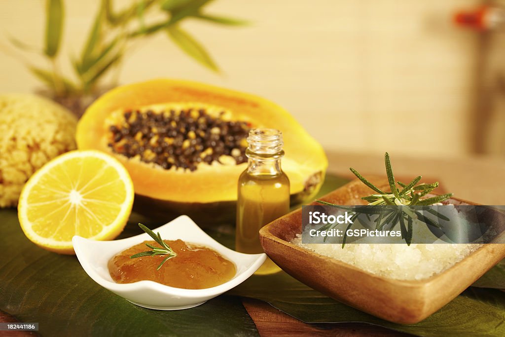 El Spa Vida de sales de baño y una exfoliación miel - Foto de stock de Papaya - Fruta tropical libre de derechos