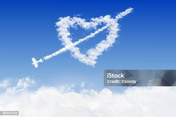 Photo libre de droit de Amour Coeur Ciel Bleu Et Nuages banque d'images et plus d'images libres de droit de Avion - Avion, Ciel, Coeur - Symbole d'une idée