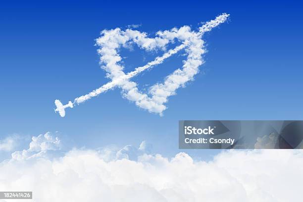 Amor Coração Céu Azul E Nuvens - Fotografias de stock e mais imagens de Avião - Avião, Céu, Símbolo do Coração