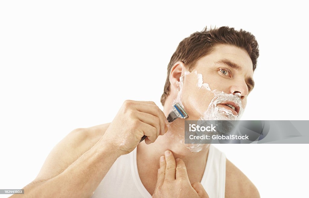 Atractivo hombre de mediana edad usando de cuchilla de afeitar barba - Foto de stock de 30-34 años libre de derechos