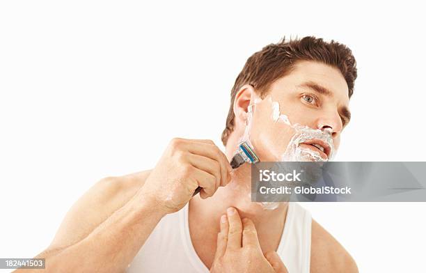 Atractivo Hombre De Mediana Edad Usando De Cuchilla De Afeitar Barba Foto de stock y más banco de imágenes de 30-34 años
