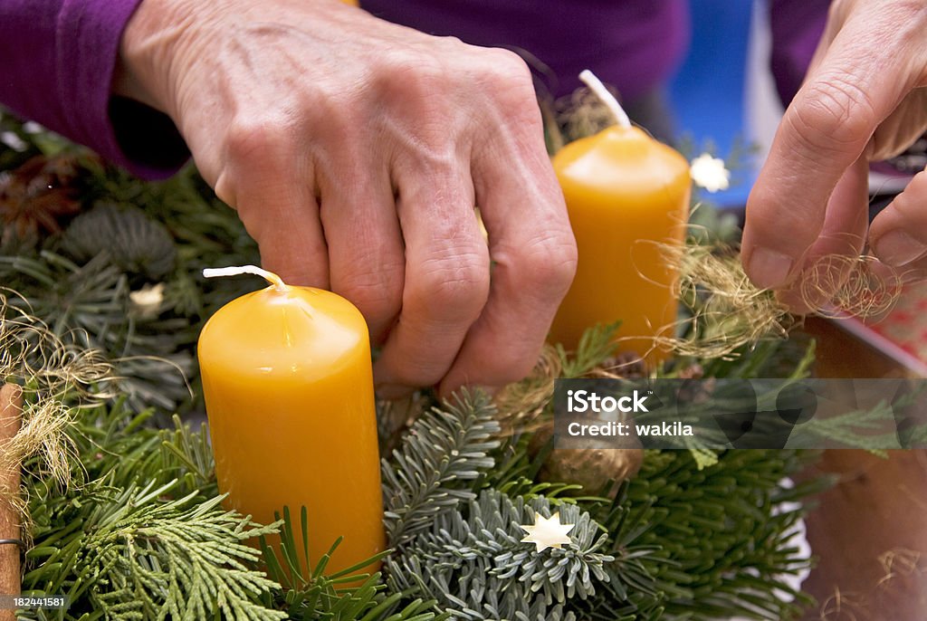 Advent Kranz Design mit hand - Lizenzfrei Adventskranz Stock-Foto