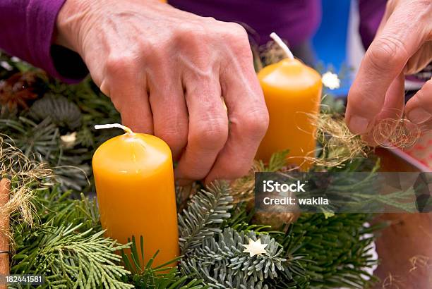 Advent Kranz Design Mit Hand Stockfoto und mehr Bilder von Adventskranz - Adventskranz, Freisteller – Neutraler Hintergrund, Handgemacht