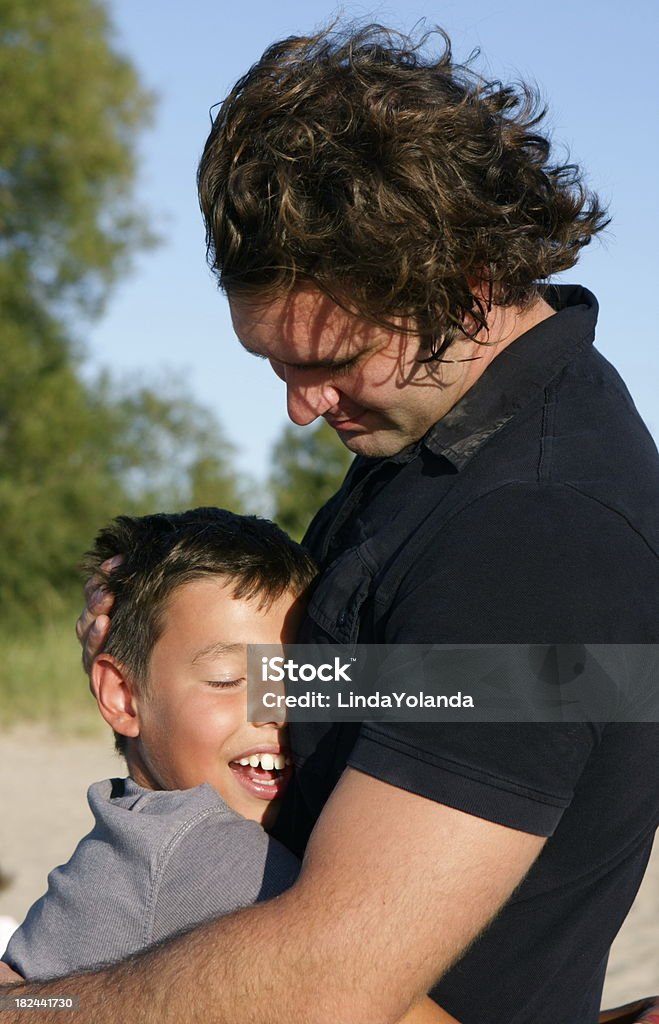 Ojciec i syn objąć - Zbiór zdjęć royalty-free (10-11 lat)