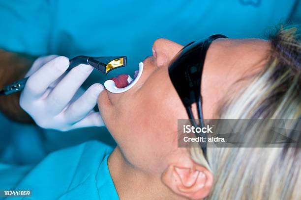 Dentista Foto de stock y más banco de imágenes de Abierto - Abierto, Adulto, Asistencia sanitaria y medicina