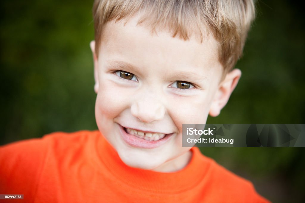 Felice giovane ragazzo sorridente all'aperto - Foto stock royalty-free di 4-5 anni